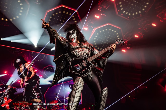 GENE SIMMONS MIT KISS 2022